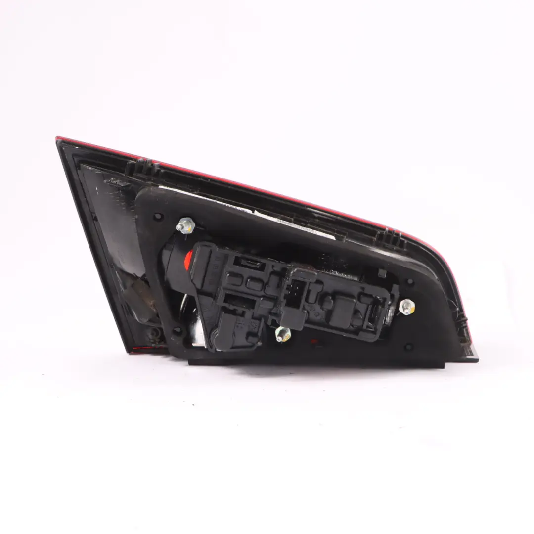 Luz trasera interior del maletero derecha para Audi A3 8V con número de pieza 8V4945094 Audi A3 8V Luz trasera interior del maletero derecha - SKU 8V4945094 - Número de pieza 8V4945094