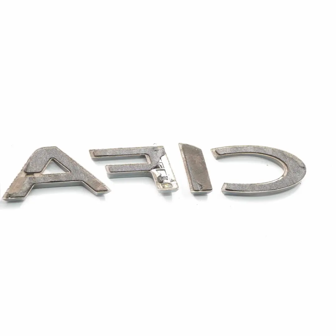 Renault Trafic III Emblème de coffre arrière Badge de hayon Logo collé Chrome - SKU 908900184R - Numéro de pièce 908900184R