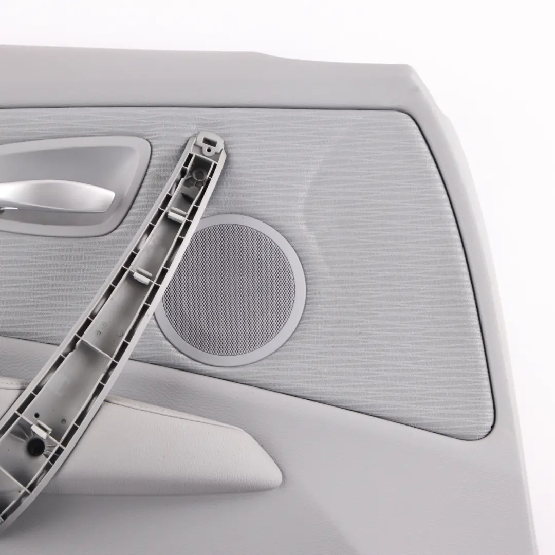 BMW E87 LCI Scheda Porta Anteriore Sinistra Pannello Trim Tessuto Alaska Grigio - SKU 9121143 - Numero di parte 9121143