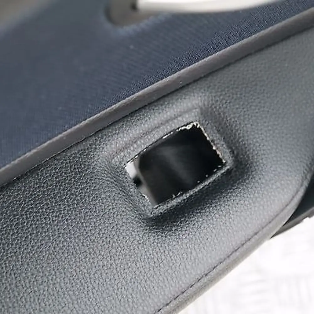 Revestimiento de Tarjeta Puerta Panel Trasero Izquierdo Azul para BMW E87 LCI E87N con número de pieza 51419121195 BMW E87 LCI E87N Revestimiento de Tarjeta Puerta Panel Trasero Izquierdo Azul - SKU 9121195 - Número de pieza 51419121195