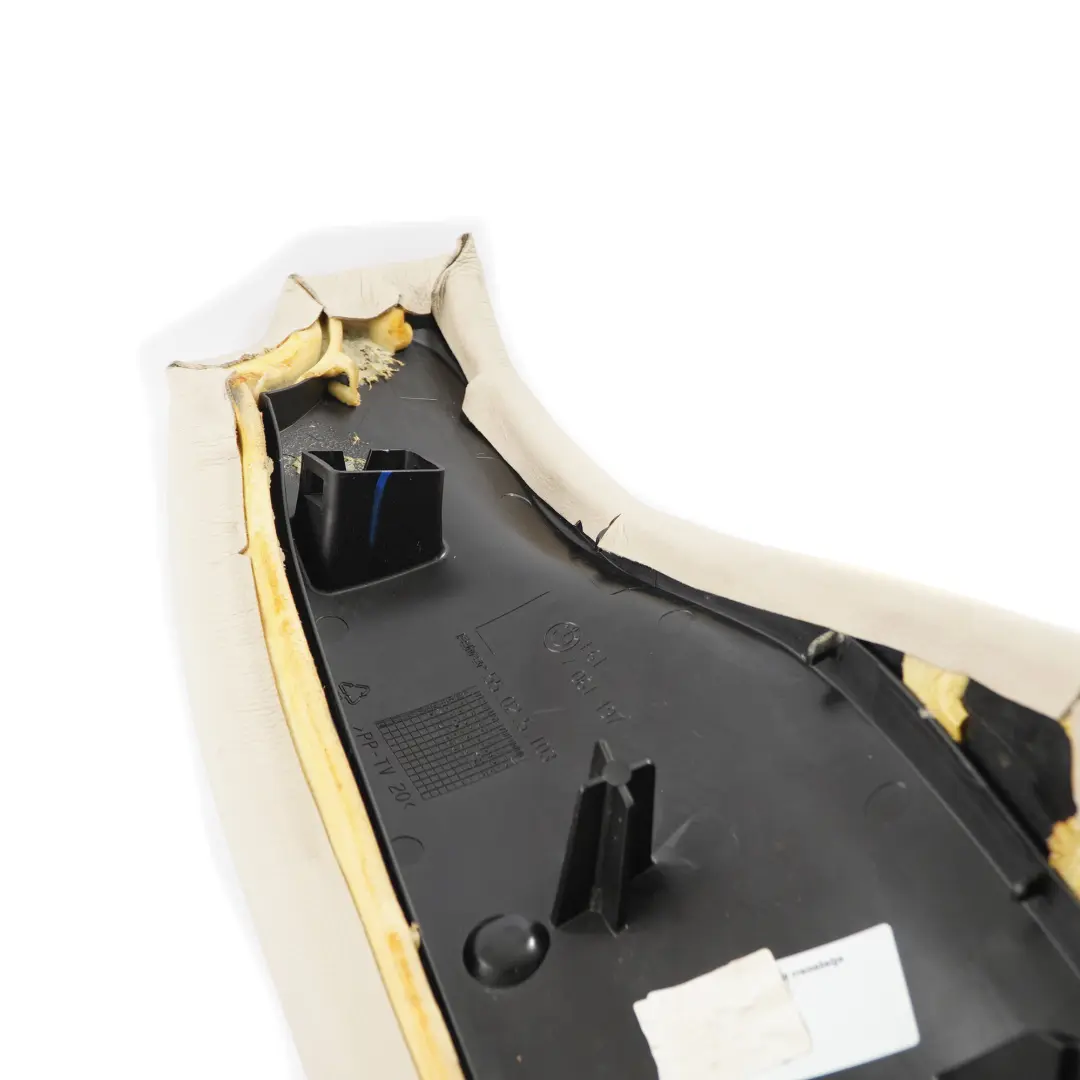 Acabado Lateral Asiento Trasero Izquierdo Lateral Cuero Beige Crema para BMW E61 con número de pieza 9126193 BMW E61 Acabado Lateral Asiento Trasero Izquierdo Lateral Cuero Beige Crema - SKU 9126193 - Número de pieza 9126193