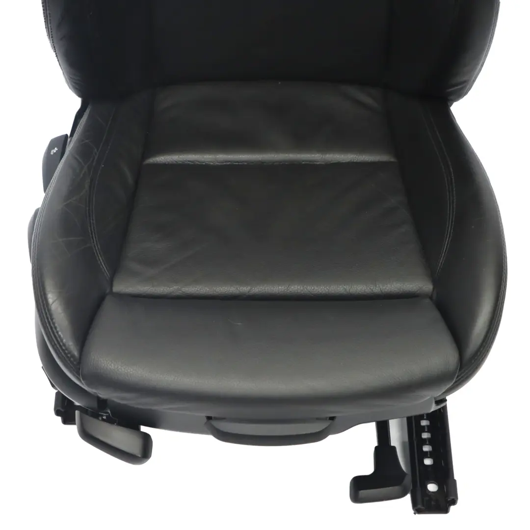 Vorne Rechts Sitz Sport Schwarz Leder Boston Interieur für BMW E87 LCI mit Teilenummer 9128288 BMW E87 LCI Vorne Rechts Sitz Sport Schwarz Leder Boston Interieur - SKU 9128288-1 - Teilenummer 9128288