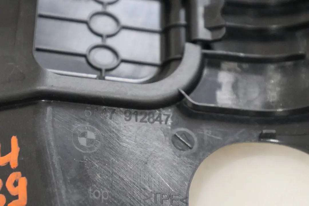 Copertura pannello di rivestimento dello stivale passeggero per BMW Z4 E89 con numero di parte 8208479 BMW Z4 E89 Copertura pannello di rivestimento dello stivale passeggero - SKU 9128479 - Numero di parte 8208479