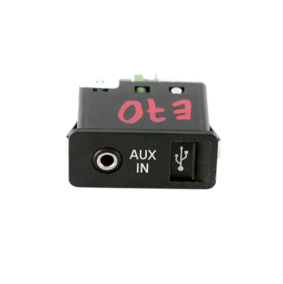 USB AUX In Presa Porta Plug per BMW E60 E61 E81 E87 E90 E91 con numero di parte 9138402 BMW E60 E61 E81 E87 E90 E91 USB AUX In Presa Porta Plug - SKU 9129652 - Numero di parte 9138402