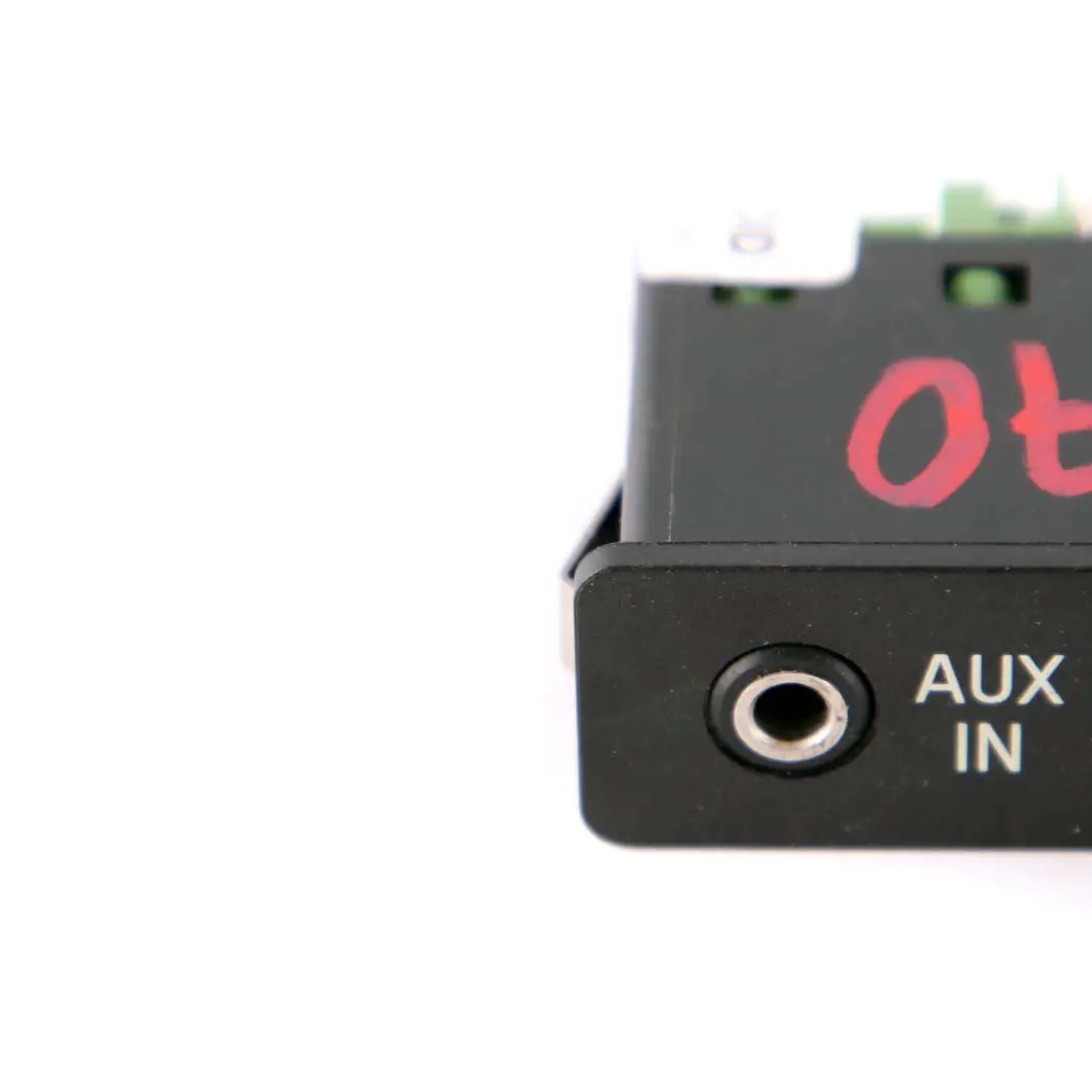 USB AUX In Presa Porta Plug per BMW E60 E61 E81 E87 E90 E91 con numero di parte 9138402 BMW E60 E61 E81 E87 E90 E91 USB AUX In Presa Porta Plug - SKU 9129652 - Numero di parte 9138402