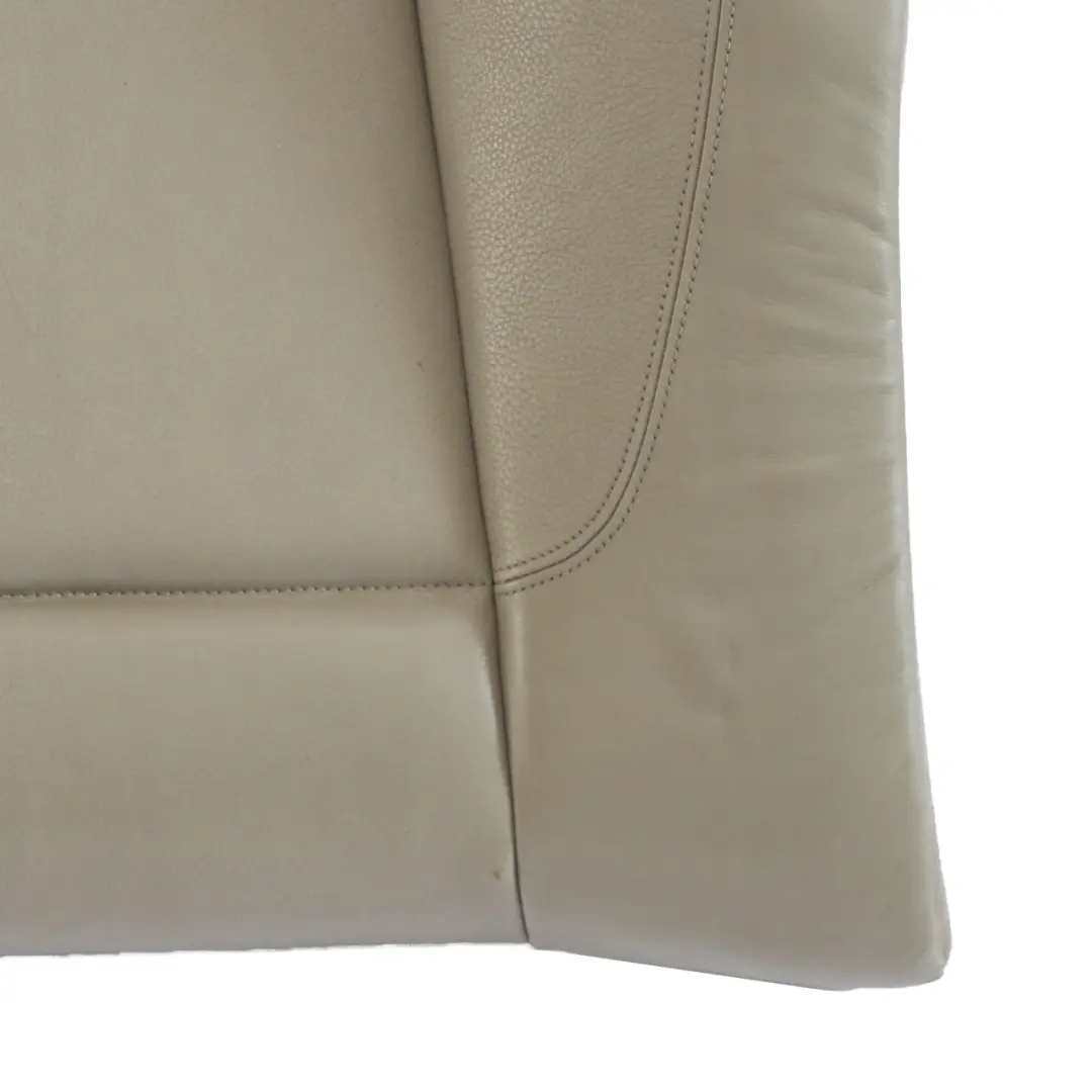 Rivestimento Divano Posteriore Rivestimento Interno Pelle Beige Boston per BMW E81 con numero di parte 9131881 BMW E81 Rivestimento Divano Posteriore Rivestimento Interno Pelle Beige Boston - SKU 9131881 - Numero di parte 9131881