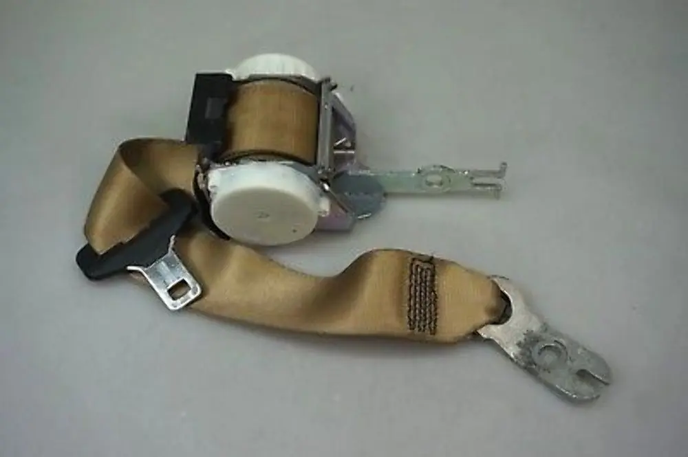 Cinturón de seguridad trasero superior Beige para BMW E60 LCI con número de pieza 9132816 BMW E60 LCI Cinturón de seguridad trasero superior Beige - SKU 9132816 - Número de pieza 9132816