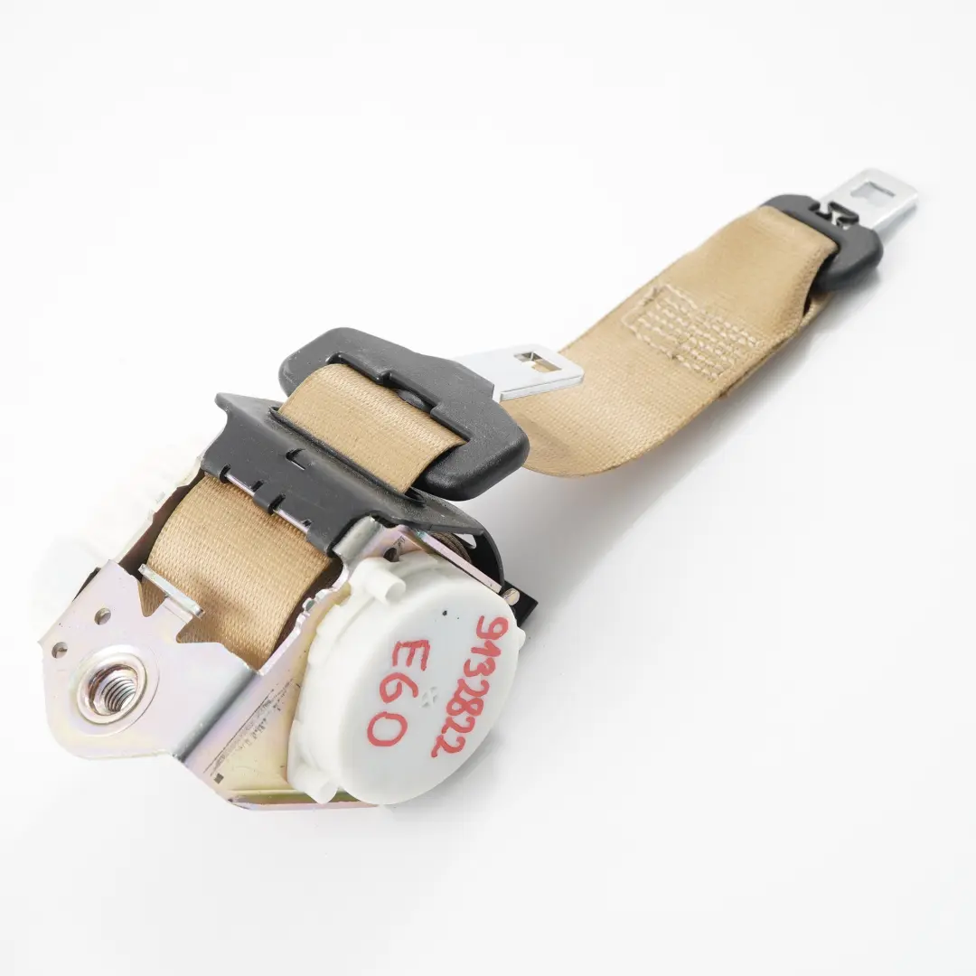 Cinturón Seguridad Central Trasero Superior Beige para BMW E60 con número de pieza 9132822 BMW E60 Cinturón Seguridad Central Trasero Superior Beige - SKU 9132822 - Número de pieza 9132822