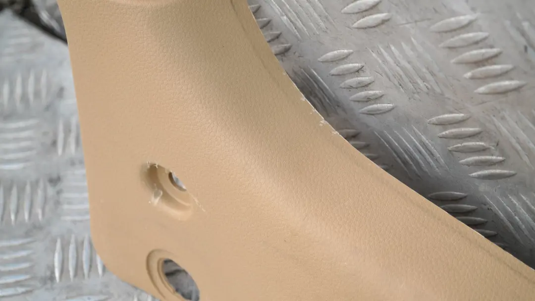 Embellecedor Lateral Inferior Patada Delantera Izquierda Beige para Mini R57 Cabrio con número de pieza 9133681 Mini R57 Cabrio Embellecedor Lateral Inferior Patada Delantera Izquierda Beige - SKU 9133681 - Número de pieza 9133681