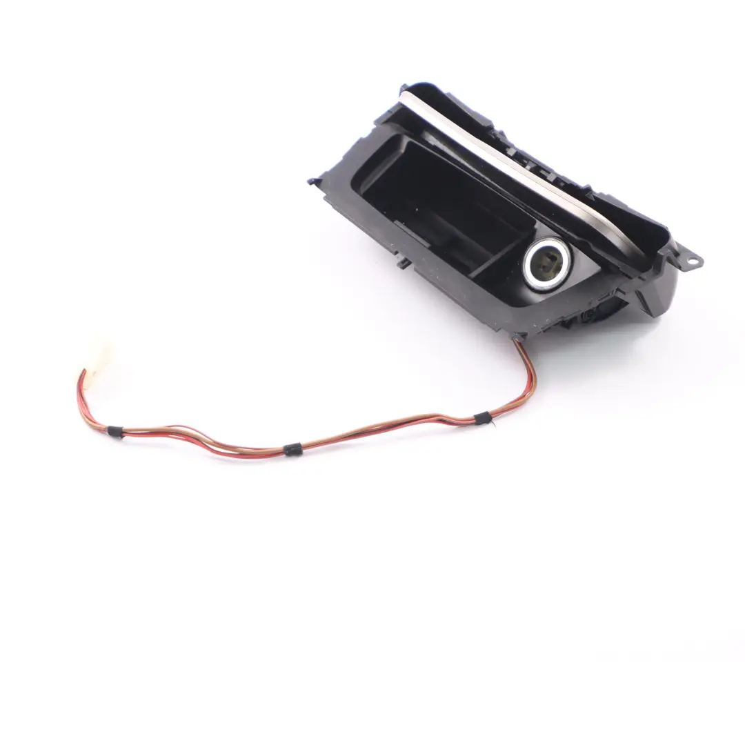 Popielniczka Konsoli Centralnej Kaschmir Silber do BMW E81 E82 E88 o numerze 9137624 BMW E81 E82 E88 Popielniczka Konsoli Centralnej Kaschmir Silber - SKU 9137624 - Numer Części 9137624