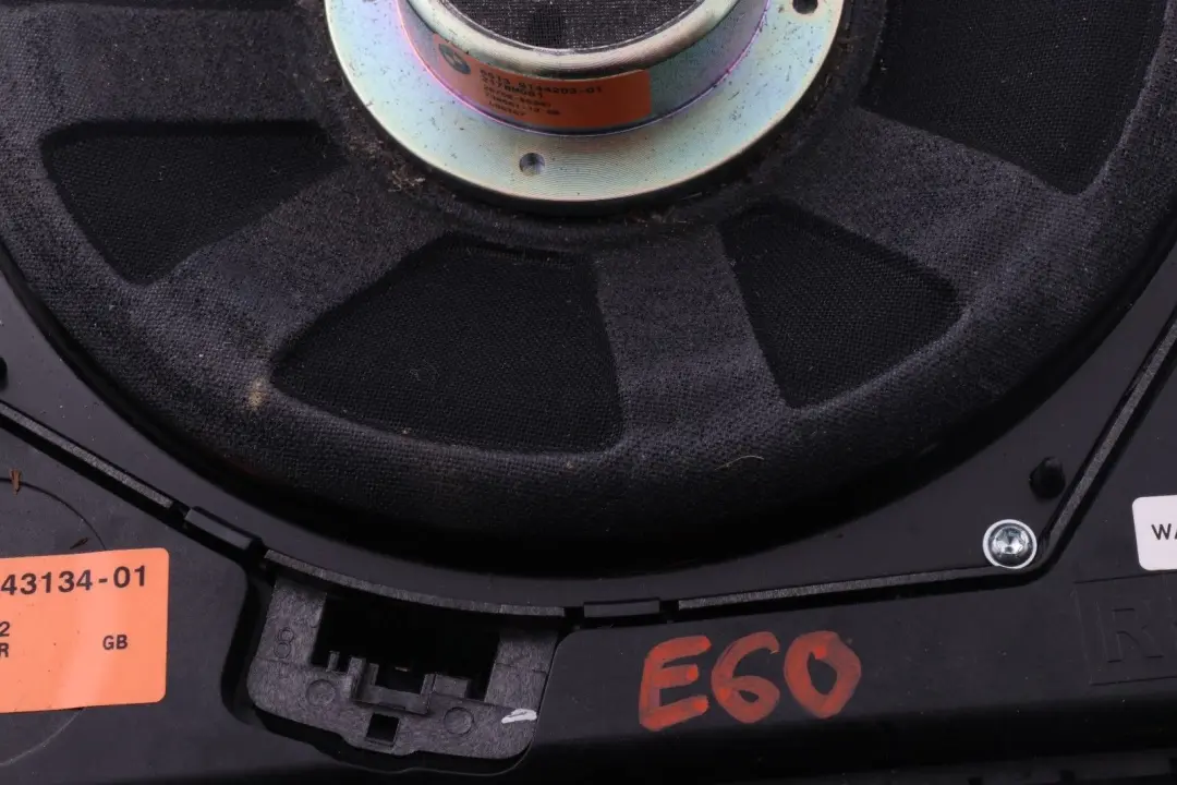 Altavoz central de graves derecho Sistema Hifi Profesional Logic 7 para BMW E60 E61 con número de pieza 9143134 BMW E60 E61 Altavoz central de graves derecho Sistema Hifi Profesional Logic 7 - SKU 9143134-2 - Número de pieza 9143134