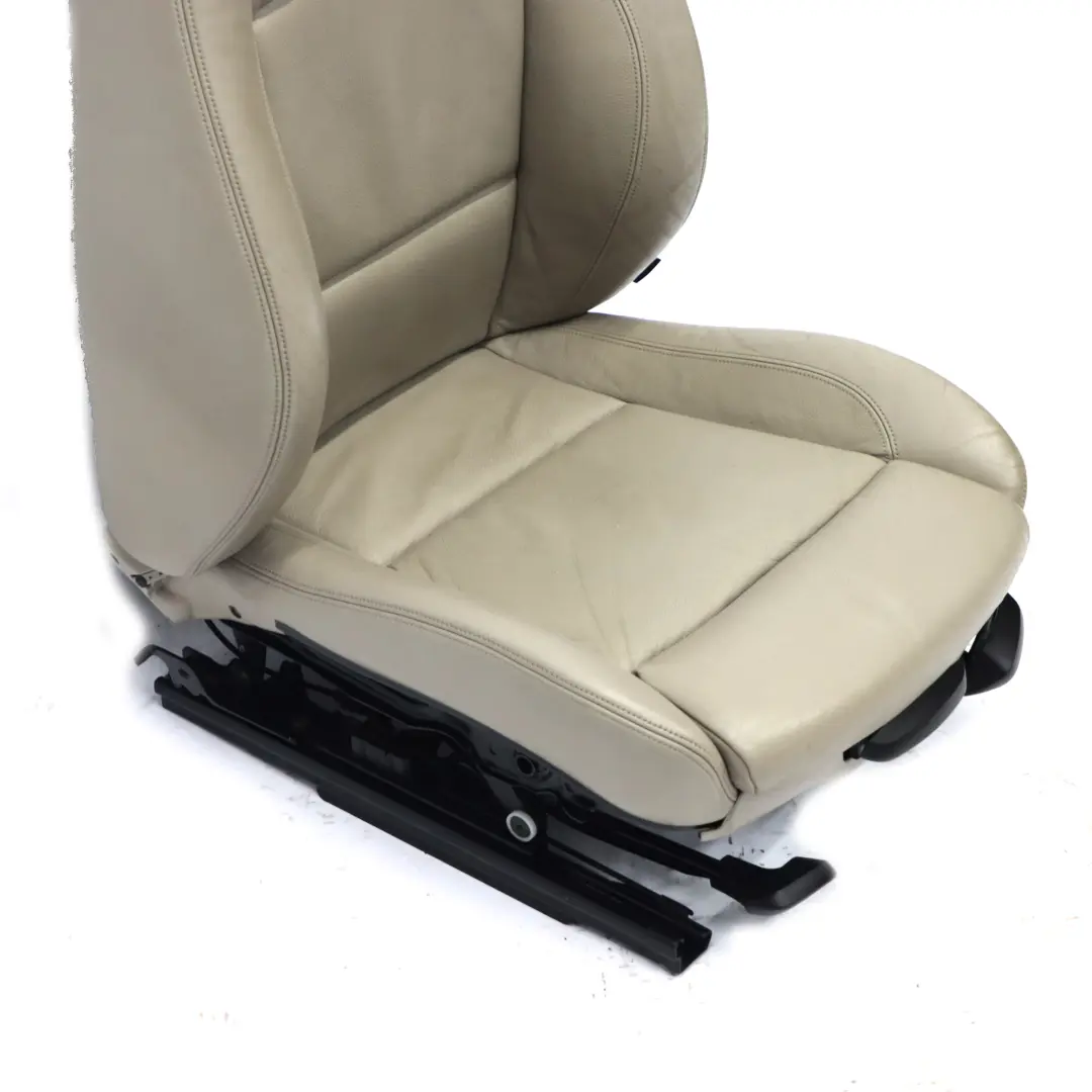 Sedile anteriore sinistro riscaldato in pelle Boston Interno Beige per BMW E88 Sport con numero di parte 9145613 BMW E88 Sport Sedile anteriore sinistro riscaldato in pelle Boston Interno Beige - SKU 9145613-1 - Numero di parte 9145613