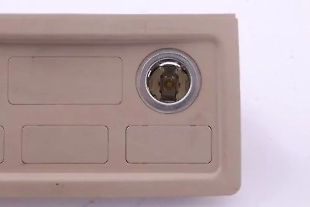 5er E60 E61 Mittelkonsole hinten Zigarettenanzünder Cremebeige für BMW mit Teilenummer 7141357 BMW 5er E60 E61 Mittelkonsole hinten Zigarettenanzünder Cremebeige - SKU 9147012 - Teilenummer 7141357