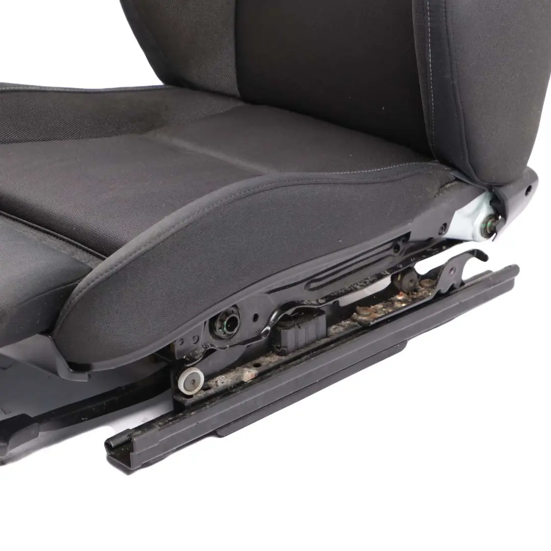 Fotel Przedni Prawy Materiał Czarny do BMW E87 LCI M Sport o numerze 9179130 BMW E87 LCI M Sport Fotel Przedni Prawy Materiał Czarny - SKU 9179130 - Numer Części 9179130