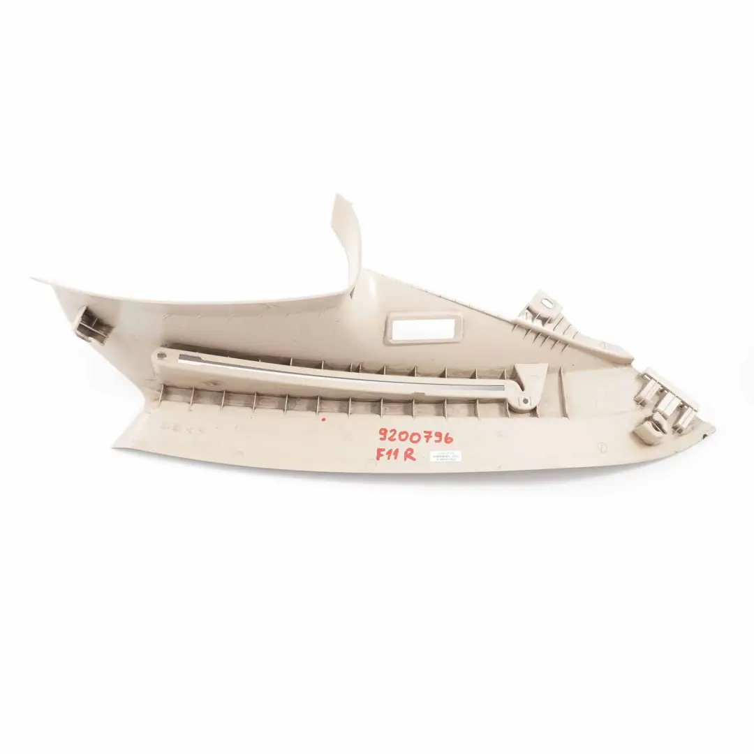 Copertura Colonna D Pannello Posteriore Droite Oyster per BMW F11 Touring con numero di parte 9200796 BMW F11 Touring Copertura Colonna D Pannello Posteriore Droite Oyster - SKU 9200796 - Numero di parte 9200796