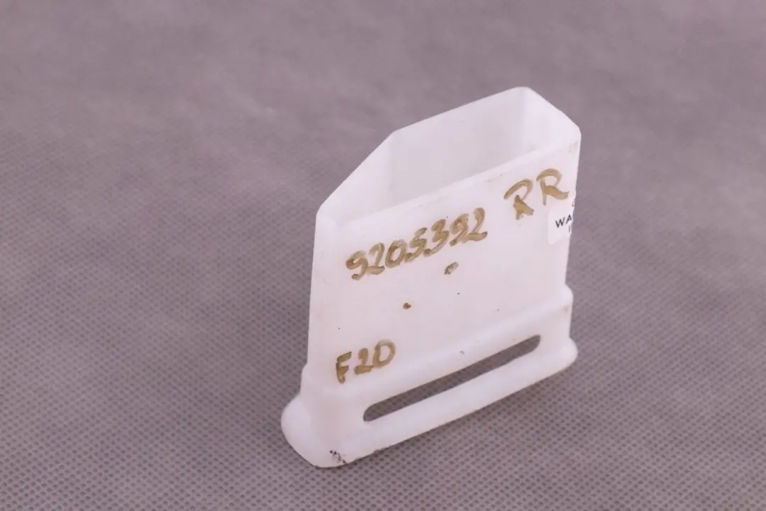 BMW F20 F21 Kanał grzewczy plastik wlot prawy tył - SKU 9205392 - Numer Części 9205392
