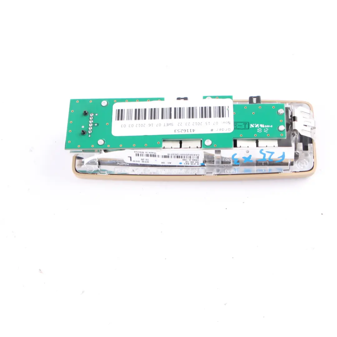 Lampka Wewnętrzna Lewy Tył Savannabeige Beż do BMW F11 X3 F25 o numerze 9215621 BMW F11 X3 F25 Lampka Wewnętrzna Lewy Tył Savannabeige Beż - SKU 9215621 - Numer Części 9215621