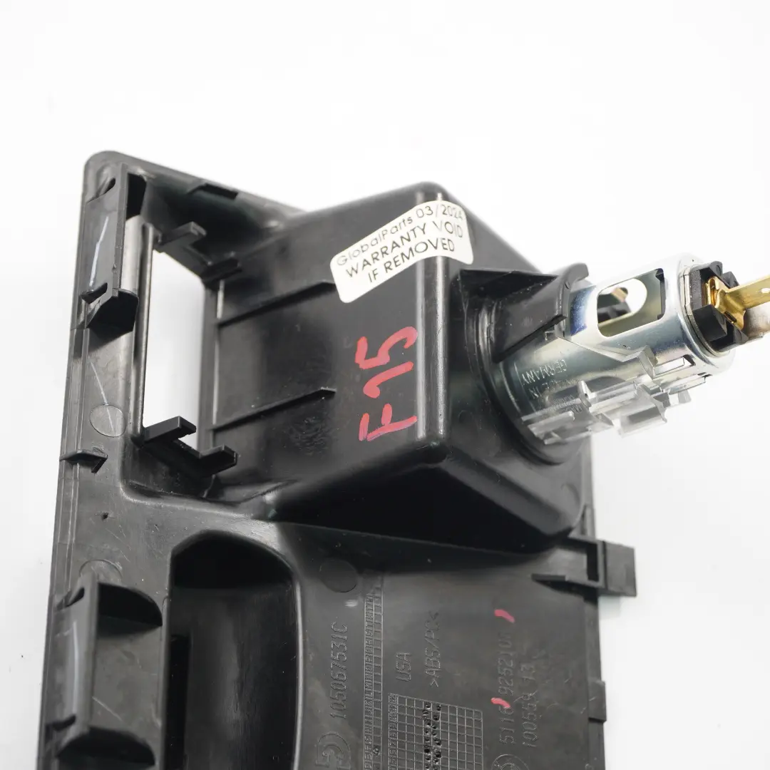 Presa di corrente centrale interna 12V per BMW F15 F16 con numero di parte 9252108 BMW F15 F16 Presa di corrente centrale interna 12V - SKU 9252108 - Numero di parte 9252108