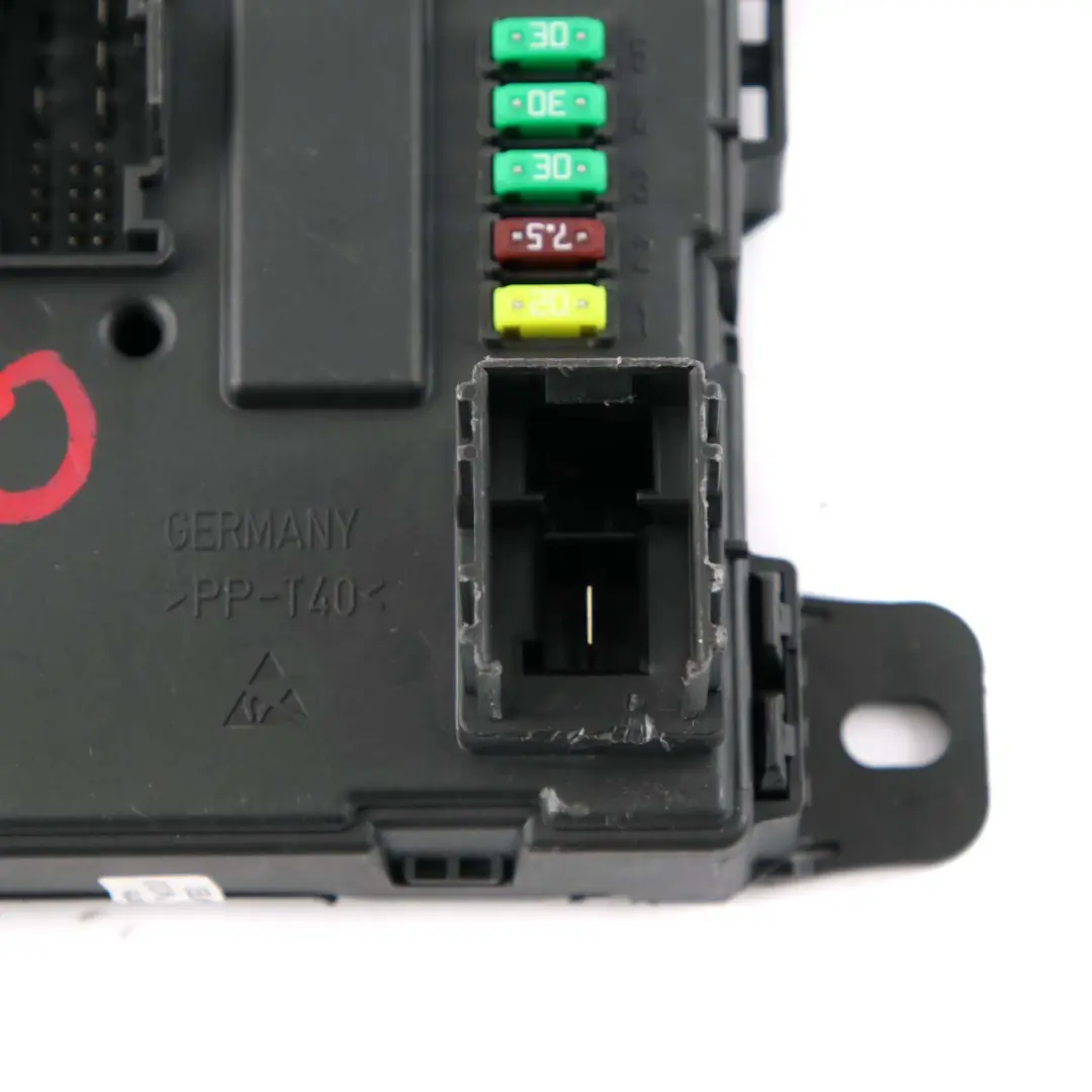 REM Modulo Electronico Trasero Caja Fusibles Unidad Control V2 para BMW F30 con número de pieza 9293307 BMW F30 REM Modulo Electronico Trasero Caja Fusibles Unidad Control V2 - SKU 9293307 - Número de pieza 9293307