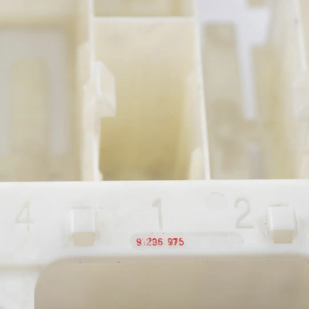 Soporte Unidad de Control Maletero Módulo Unidad de Montaje para BMW X5 F15 con número de pieza 9296975 BMW X5 F15 Soporte Unidad de Control Maletero Módulo Unidad de Montaje - SKU 9296975 - Número de pieza 9296975