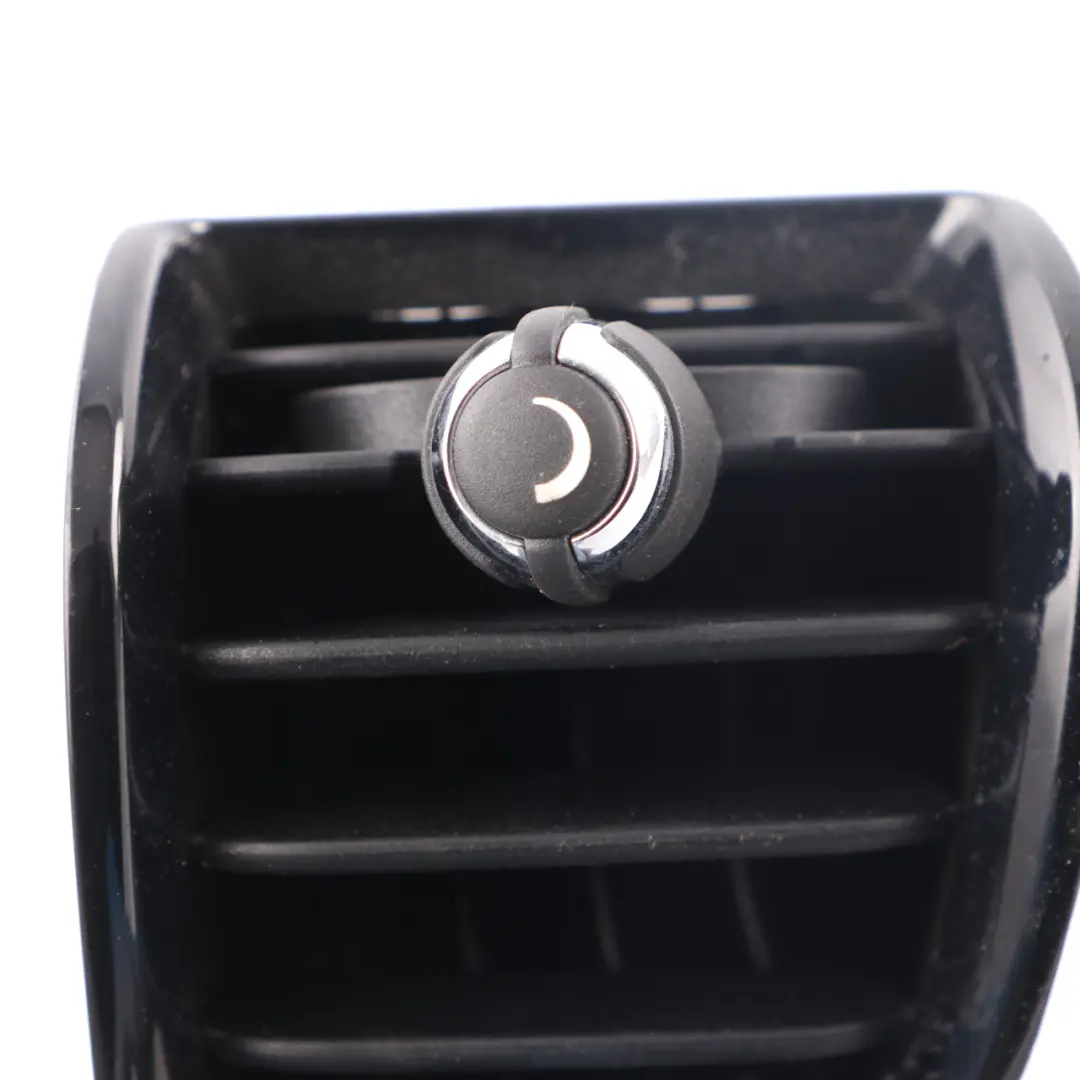 Kratka Nawiewu Powietrza Deski Rozdzielczej Środkowa Lewa do Mini F54 o numerze 9305681 Mini F54 Kratka Nawiewu Powietrza Deski Rozdzielczej Środkowa Lewa - SKU 9305681 - Numer Części 9305681