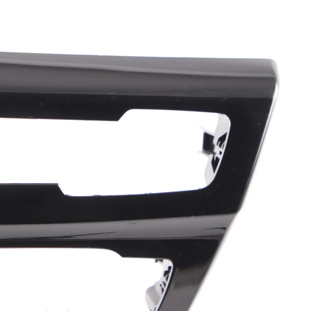 Tapa Consola Central Panel Salpicadero Negro para BMW X1 F48 X2 F39 con número de pieza 9305907 BMW X1 F48 X2 F39 Tapa Consola Central Panel Salpicadero Negro - SKU 9305907 - Número de pieza 9305907