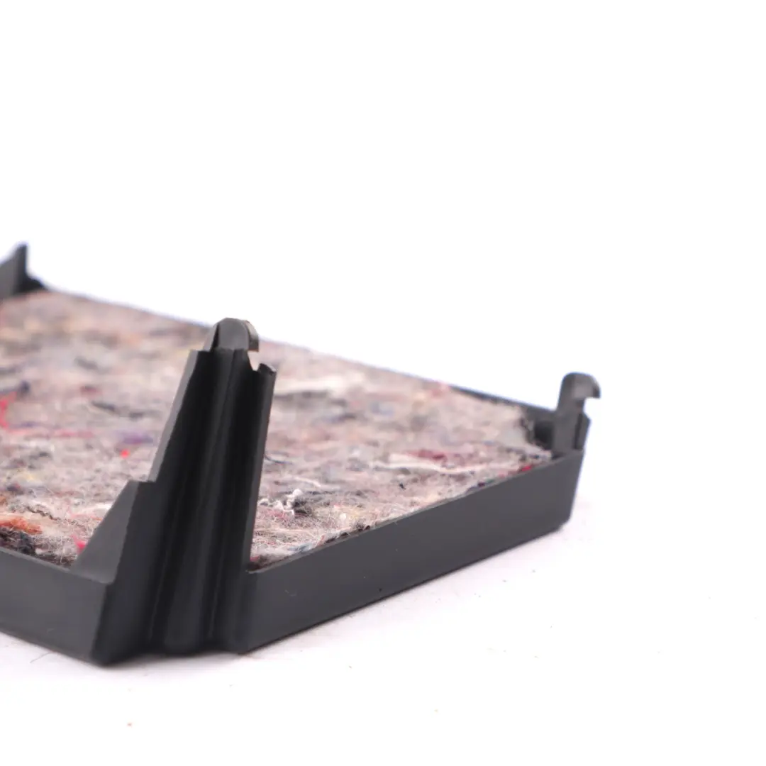 Conducto De Ventilación Del Maletero Trasero Izquierdo para BMW F40 con número de pieza 9315933 BMW F40 Conducto De Ventilación Del Maletero Trasero Izquierdo - SKU 9315933 - Número de pieza 9315933