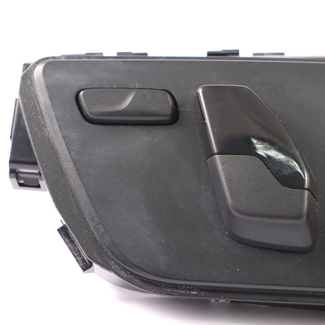 Pannello regolazione sedili anteriori sportivi destra per BMW G30 G31 G32 con numero di parte 9384908 BMW G30 G31 G32 Pannello regolazione sedili anteriori sportivi destra - SKU 9384908 - Numero di parte 9384908