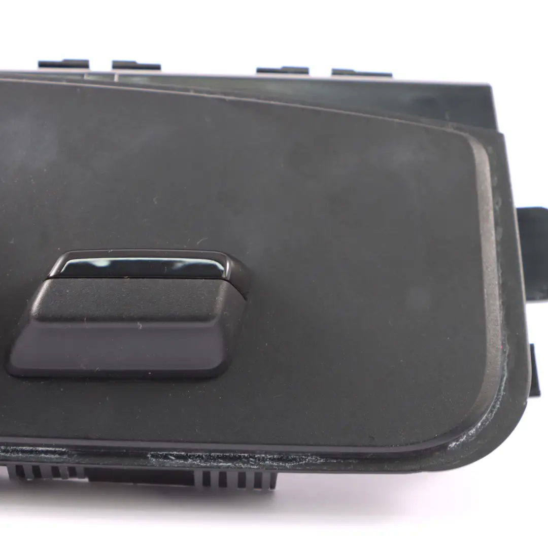 Pannello regolazione sedili anteriori sportivi destra per BMW G30 G31 G32 con numero di parte 9384908 BMW G30 G31 G32 Pannello regolazione sedili anteriori sportivi destra - SKU 9384908 - Numero di parte 9384908