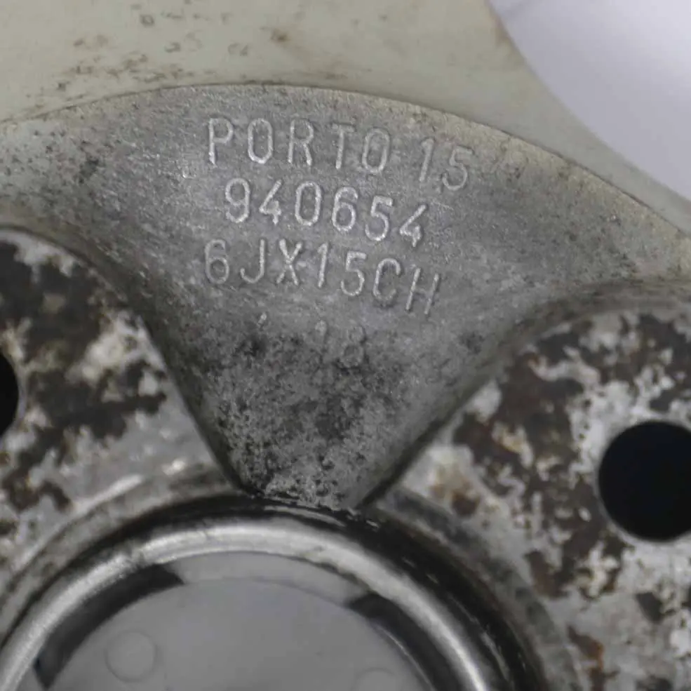 Citroen Silber Leichtmetallfelge 4x108 15" ET:18 6J für mit Teilenummer 940654 Citroen Silber Leichtmetallfelge 4x108 15" ET:18 6J - SKU 940654-2 - Teilenummer 940654