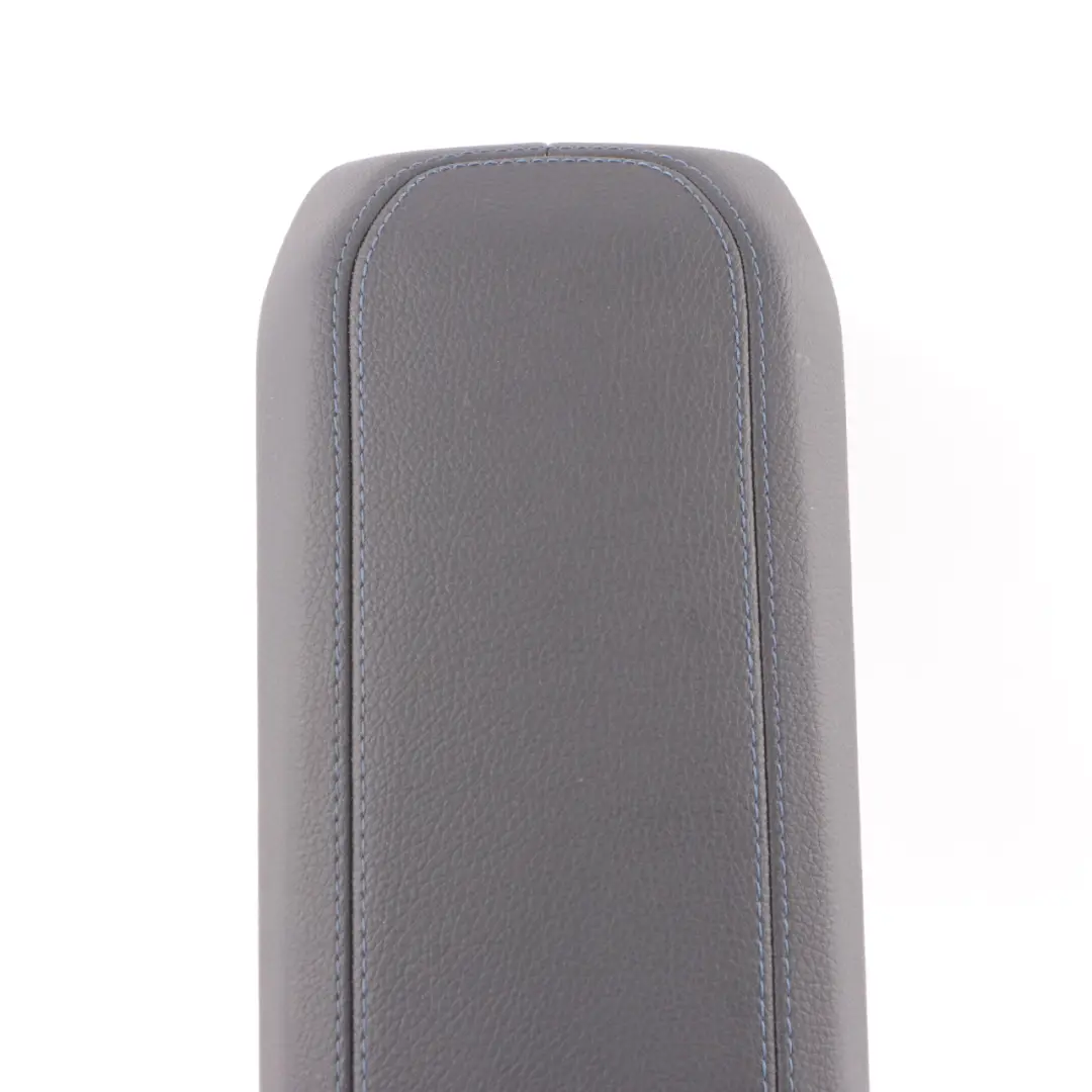 Consola Central Apoyabrazos Miko Cuero Dakota Negro Costura Azul para BMW F40 con número de pieza 9460090 BMW F40 Consola Central Apoyabrazos Miko Cuero Dakota Negro Costura Azul - SKU 9460090 - Número de pieza 9460090