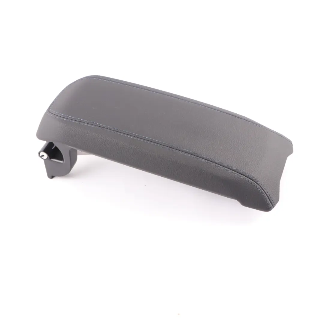 Bracciolo Console Centrale Miko Pelle Dakota Nero Cuciture Blu per BMW F40 con numero di parte 9460090 BMW F40 Bracciolo Console Centrale Miko Pelle Dakota Nero Cuciture Blu - SKU 9460090 - Numero di parte 9460090