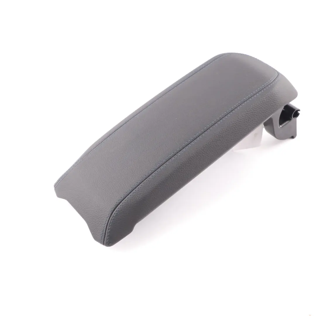 Bracciolo Console Centrale Miko Pelle Dakota Nero Cuciture Blu per BMW F40 con numero di parte 9460090 BMW F40 Bracciolo Console Centrale Miko Pelle Dakota Nero Cuciture Blu - SKU 9460090 - Numero di parte 9460090