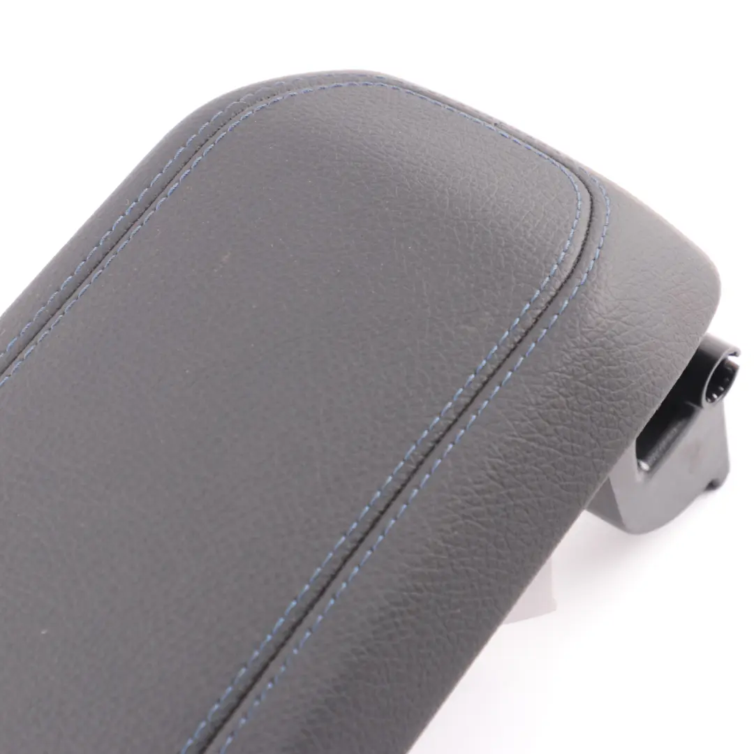 Mittelkonsole Armlehne Miko Leder Dakota schwarz blau genäht für BMW F40 mit Teilenummer 9460090 BMW F40 Mittelkonsole Armlehne Miko Leder Dakota schwarz blau genäht - SKU 9460090 - Teilenummer 9460090