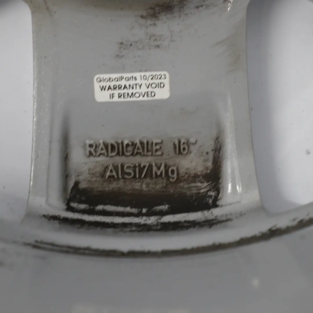 Llanta de aleación plateada Citroen C3 C4 16" ET:26 6,5J para con número de pieza 9650263980 Llanta de aleación plateada Citroen C3 C4 16" ET:26 6,5J - SKU 9650263980-1 - Número de pieza 9650263980