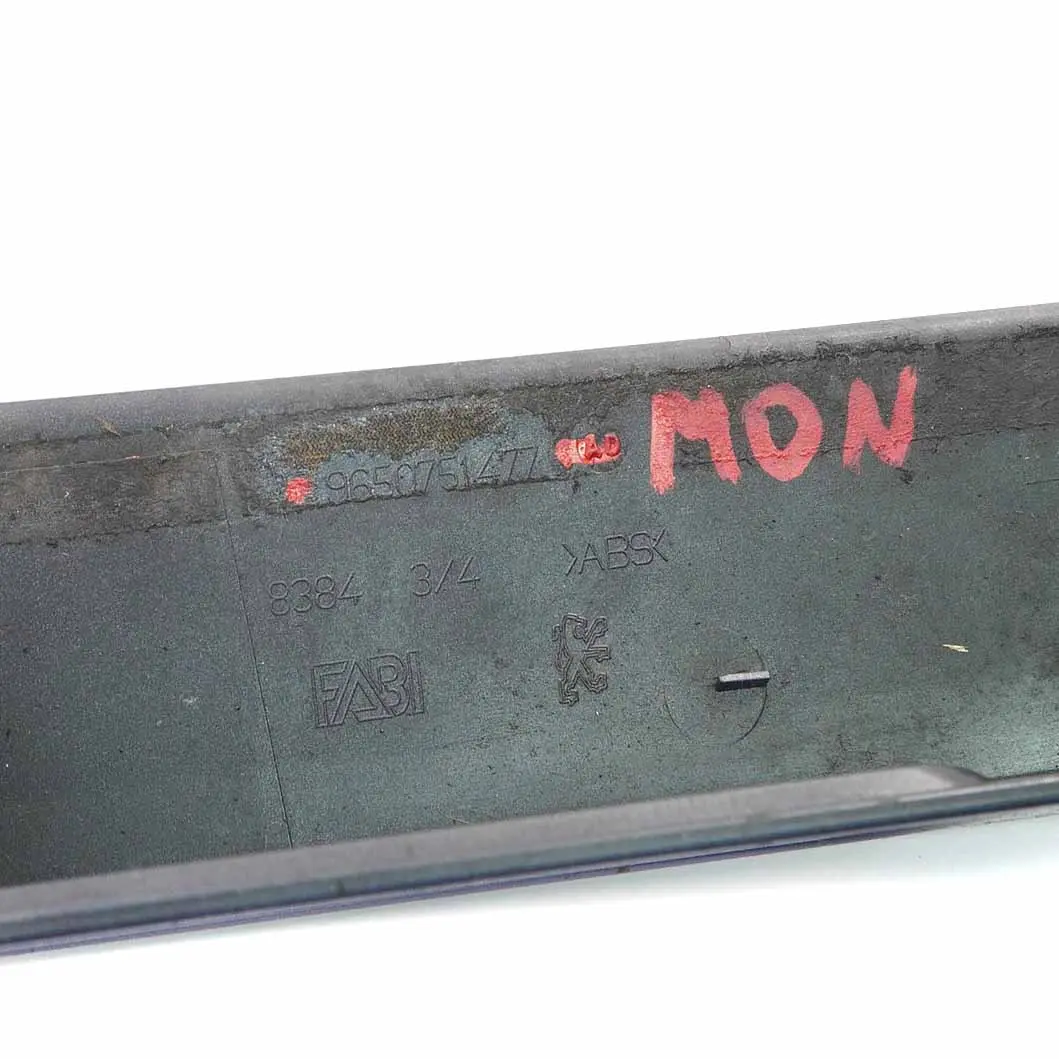 Kofferraum deckel Griff verkleidung Montebello Blau - KPL für Peugeot 207 mit Teilenummer 9650751477 Peugeot 207 Kofferraum deckel Griff verkleidung Montebello Blau - KPL - SKU 9650751477-MON - Teilenummer 9650751477