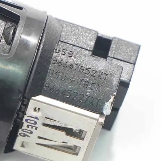 USB AUX Connector Adaptateur d'interface Port femelle pour Peugeot 3008 à propos du numéro de pièce 96647952XT Peugeot 3008 USB AUX Connector Adaptateur d'interface Port femelle - SKU 96647952XT - Numéro de pièce 96647952XT