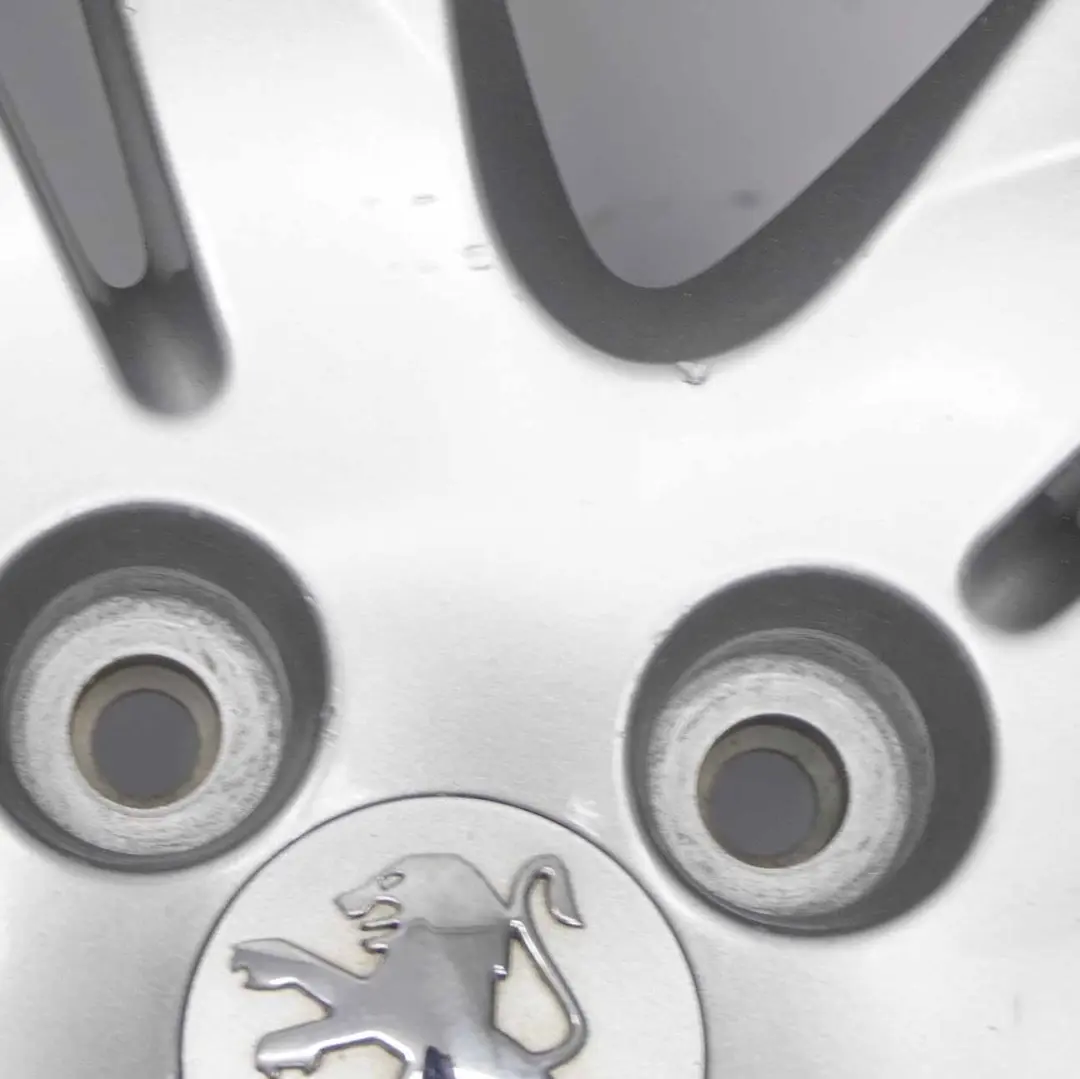 Llanta de aleación Peugeot 5008 Silver 5 radios dobles 17" 7J ET:29 para con número de pieza 9675498677 Llanta de aleación Peugeot 5008 Silver 5 radios dobles 17" 7J ET:29 - SKU 9675498677-1 - Número de pieza 9675498677