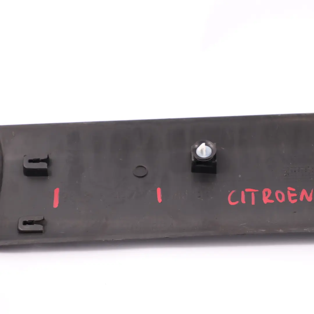 Citroen Berlingo Moldura Puerta Trasera Derecha Tapa para con número de pieza 9681644777 Citroen Berlingo Moldura Puerta Trasera Derecha Tapa - SKU 9681644777 - Número de pieza 9681644777