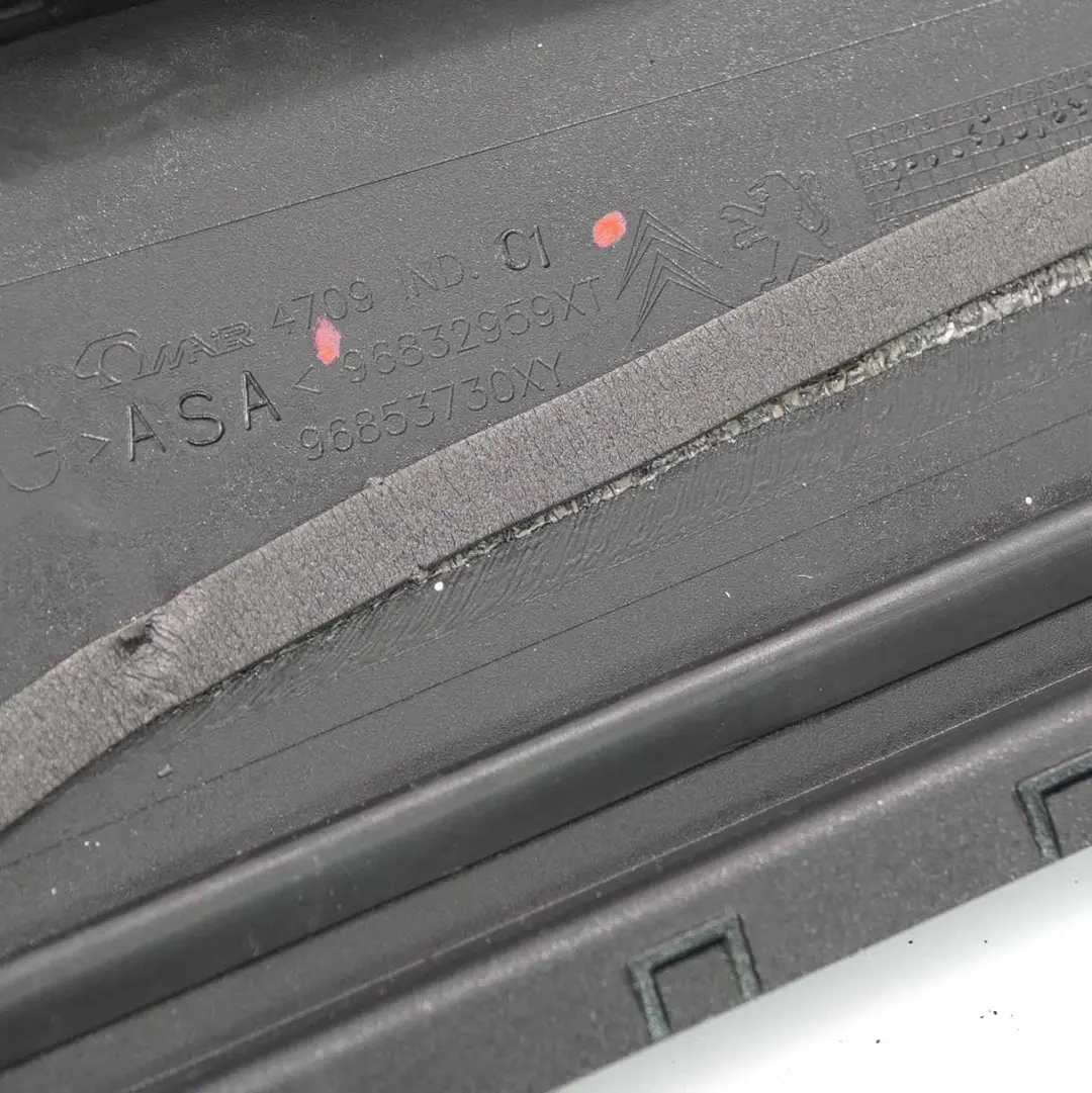 Listwa Słupek Drzwi Lewy Tył do Peugeot 3008 o numerze 96832959 Peugeot 3008 Listwa Słupek Drzwi Lewy Tył - SKU 96832959 - Numer Części 96832959