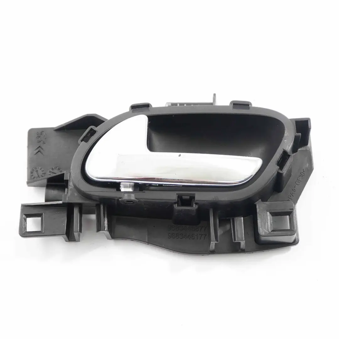 Tirador puerta agarre Interior Delantero Izquierdo Cromo para Peugeot 3008 con número de pieza 9683446 Peugeot 3008 Tirador puerta agarre Interior Delantero Izquierdo Cromo - SKU 9683446 - Número de pieza 9683446