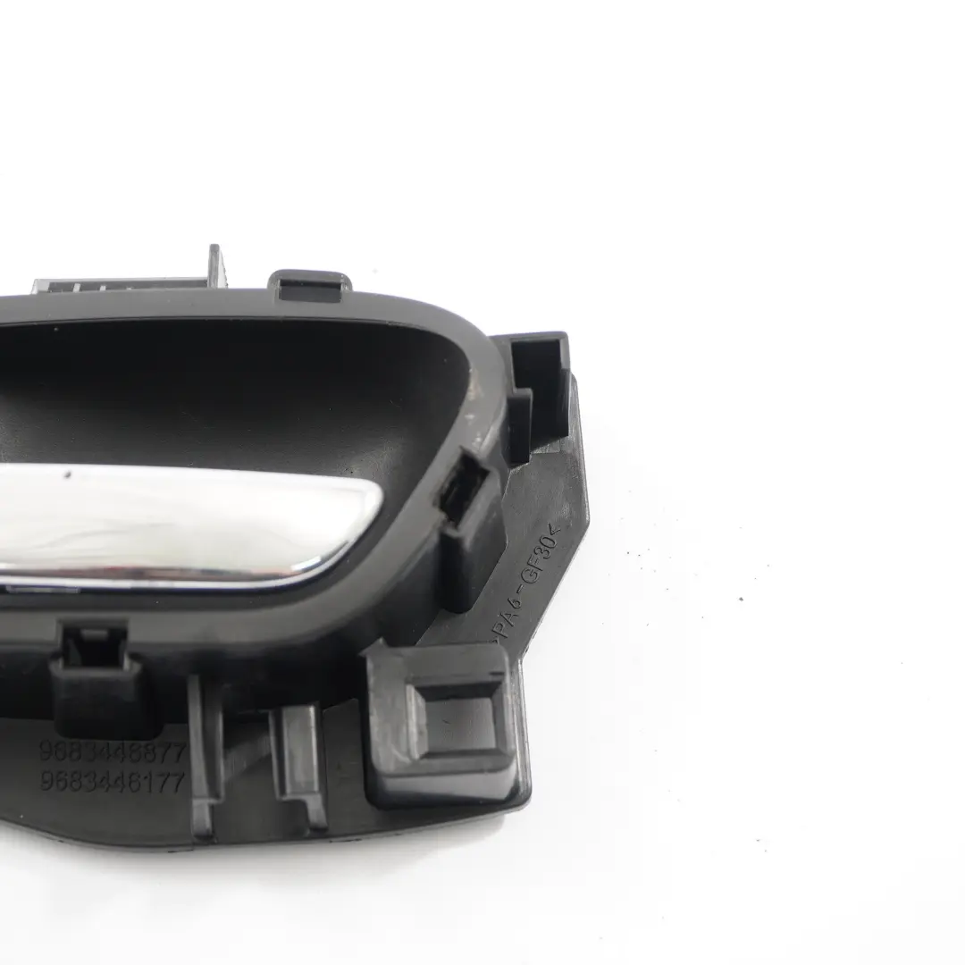 Tirador puerta agarre Interior Delantero Izquierdo Cromo para Peugeot 3008 con número de pieza 9683446 Peugeot 3008 Tirador puerta agarre Interior Delantero Izquierdo Cromo - SKU 9683446 - Número de pieza 9683446