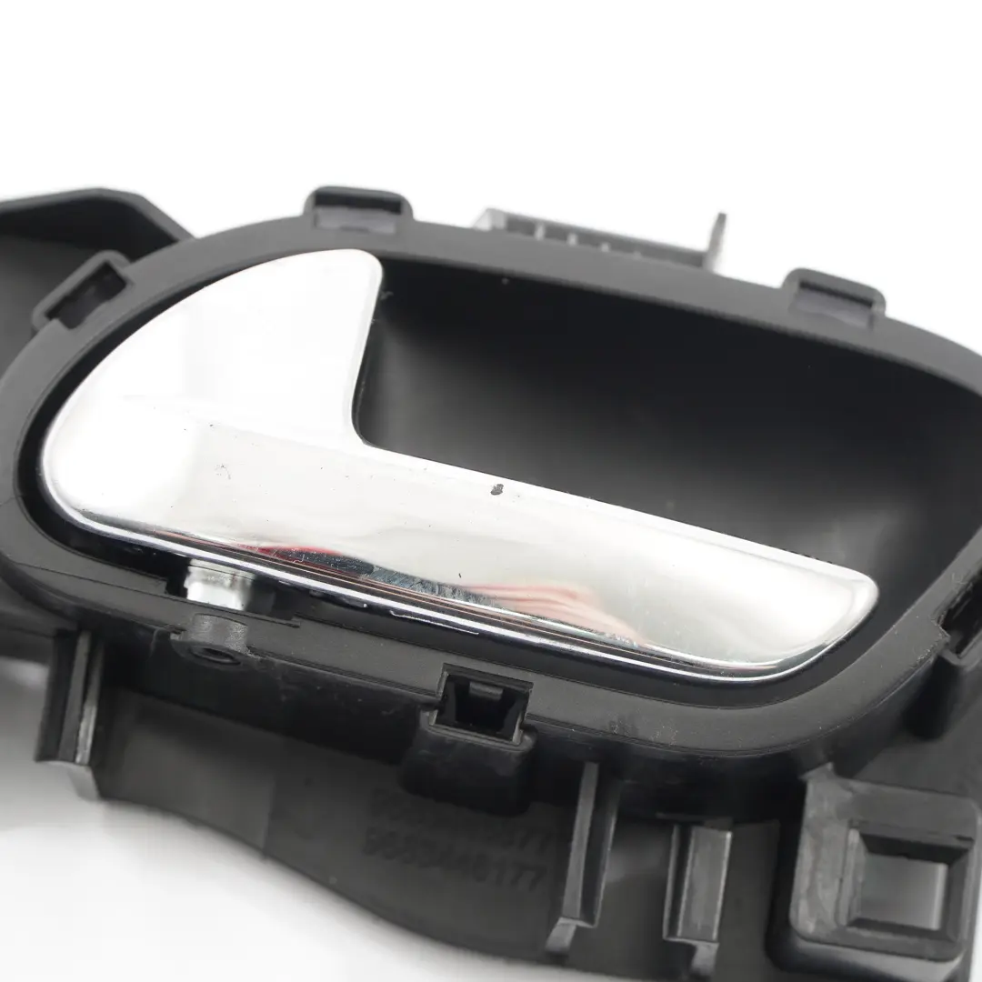 Tirador puerta agarre Interior Delantero Izquierdo Cromo para Peugeot 3008 con número de pieza 9683446 Peugeot 3008 Tirador puerta agarre Interior Delantero Izquierdo Cromo - SKU 9683446 - Número de pieza 9683446