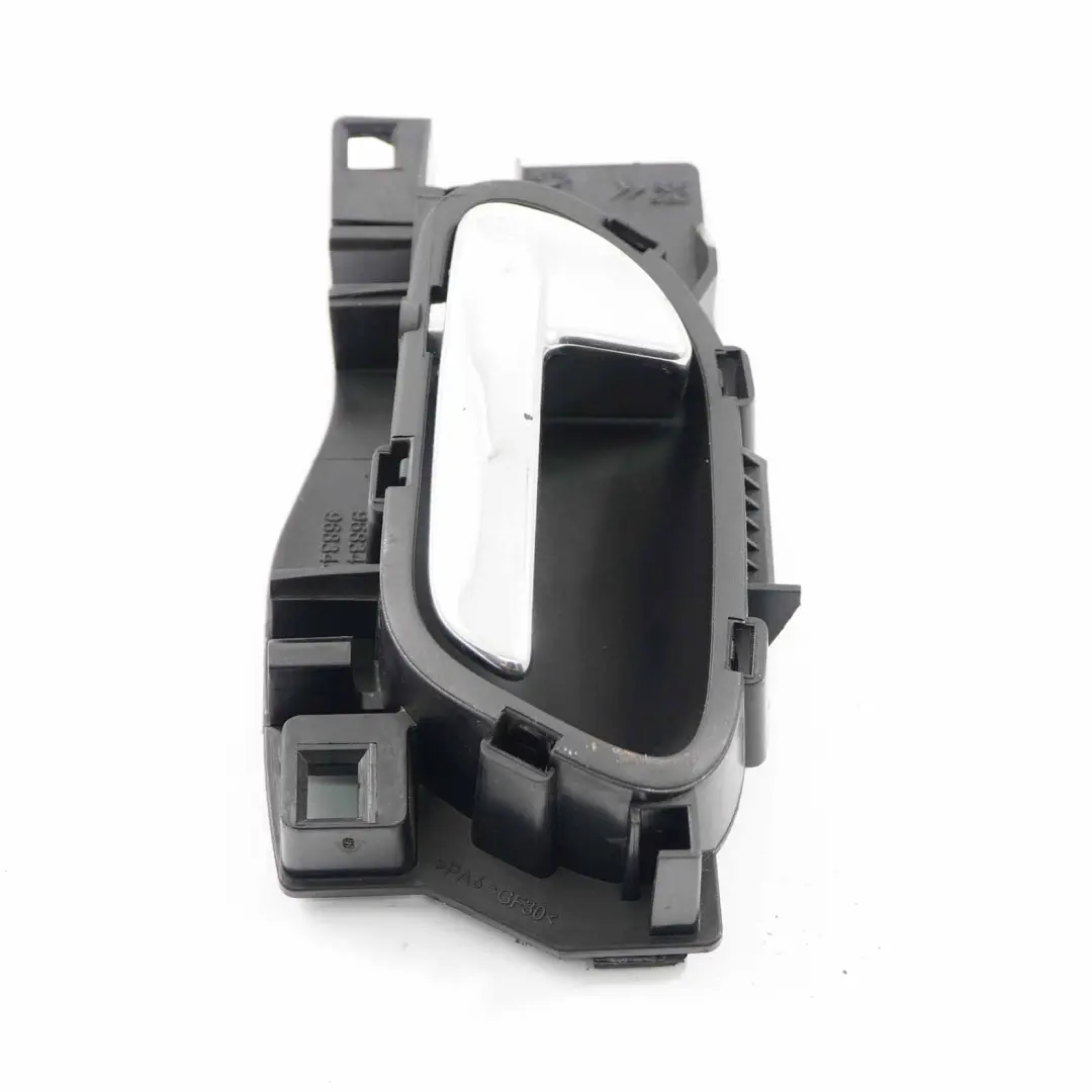 Tirador puerta agarre Interior Delantero Izquierdo Cromo para Peugeot 3008 con número de pieza 9683446 Peugeot 3008 Tirador puerta agarre Interior Delantero Izquierdo Cromo - SKU 9683446 - Número de pieza 9683446