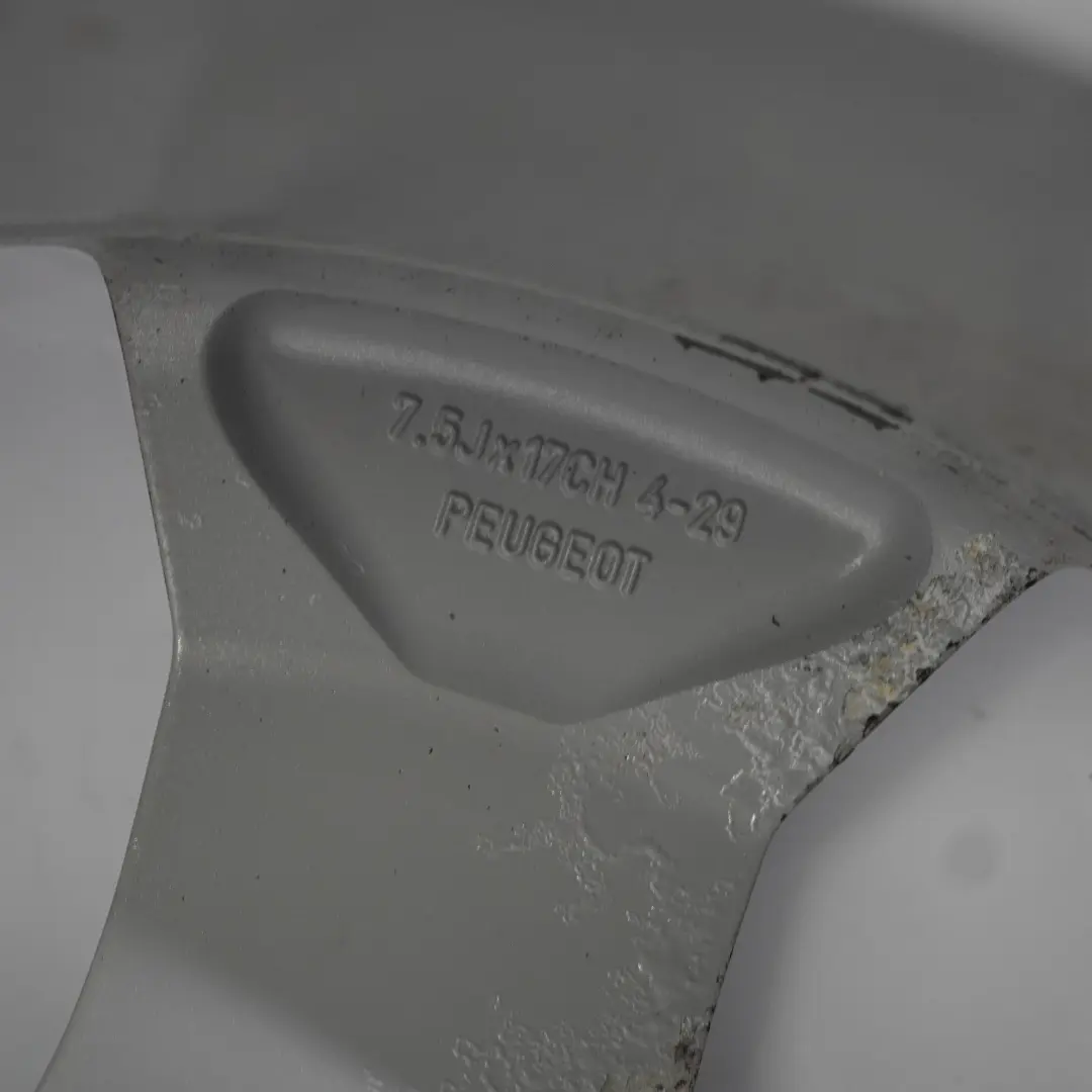 Silberne Leichtmetallfelge 17" 7,5J ET:29 für Peugeot 3008 mit Teilenummer 9684883880 Peugeot 3008 Silberne Leichtmetallfelge 17" 7,5J ET:29 - SKU 9684883880-2 - Teilenummer 9684883880