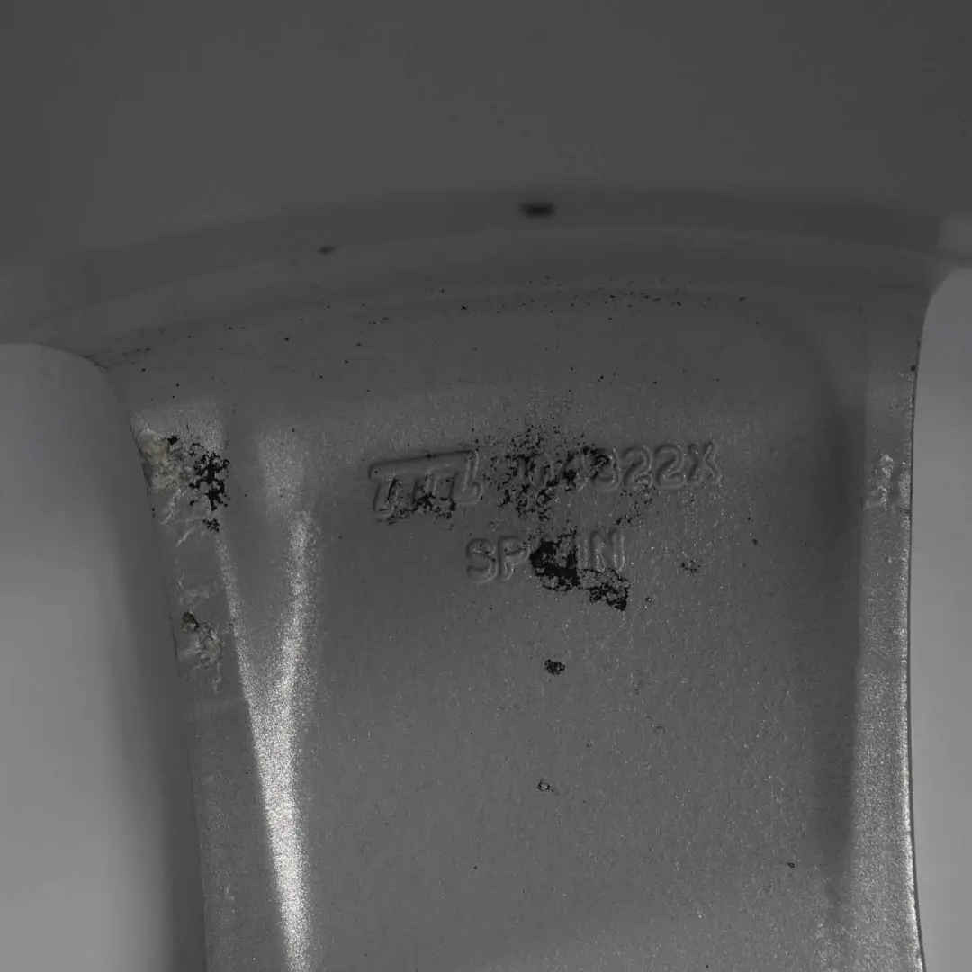 Argento Cerchio in lega 16" 6J ET:27 per Peugeot 207 con numero di parte 9686100080 Peugeot 207 Argento Cerchio in lega 16" 6J ET:27 - SKU 9686100080-1 - Numero di parte 9686100080