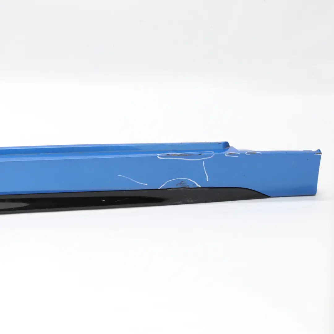 Gonna laterale M Sport Striscia davanzale destra Misano Blue - C1D per BMW F40 con numero di parte 9850692 BMW F40 Gonna laterale M Sport Striscia davanzale destra Misano Blue - C1D - SKU 9850692-MISA - Numero di parte 9850692