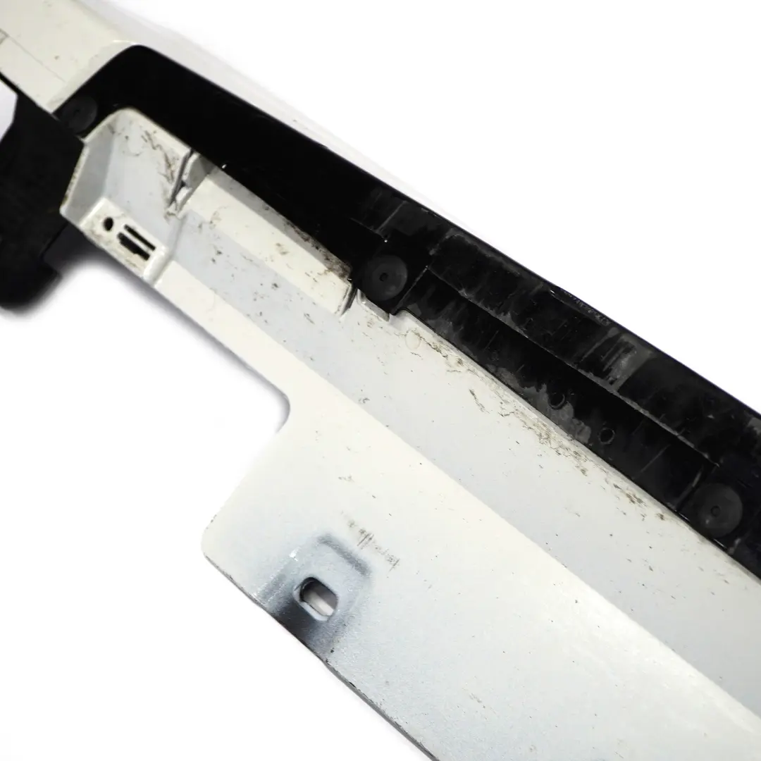 Gonna laterale M Sport Striscia davanzale sinistra Alpinweiss Bianco 300 per BMW F40 con numero di parte 9881574 BMW F40 Gonna laterale M Sport Striscia davanzale sinistra Alpinweiss Bianco 300 - SKU 9881574-AW - Numero di parte 9881574