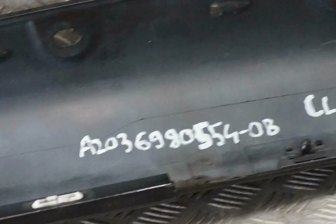 Bas de Porte Fa?ade Gauche Obsidian Noir - 197U pour Mercedes CLC CL203 à propos du numéro de pièce A2036980554 Mercedes CLC CL203 Bas de Porte Fa?ade Gauche Obsidian Noir - 197U - SKU A2036980554-OB - Numéro de pièce A2036980554