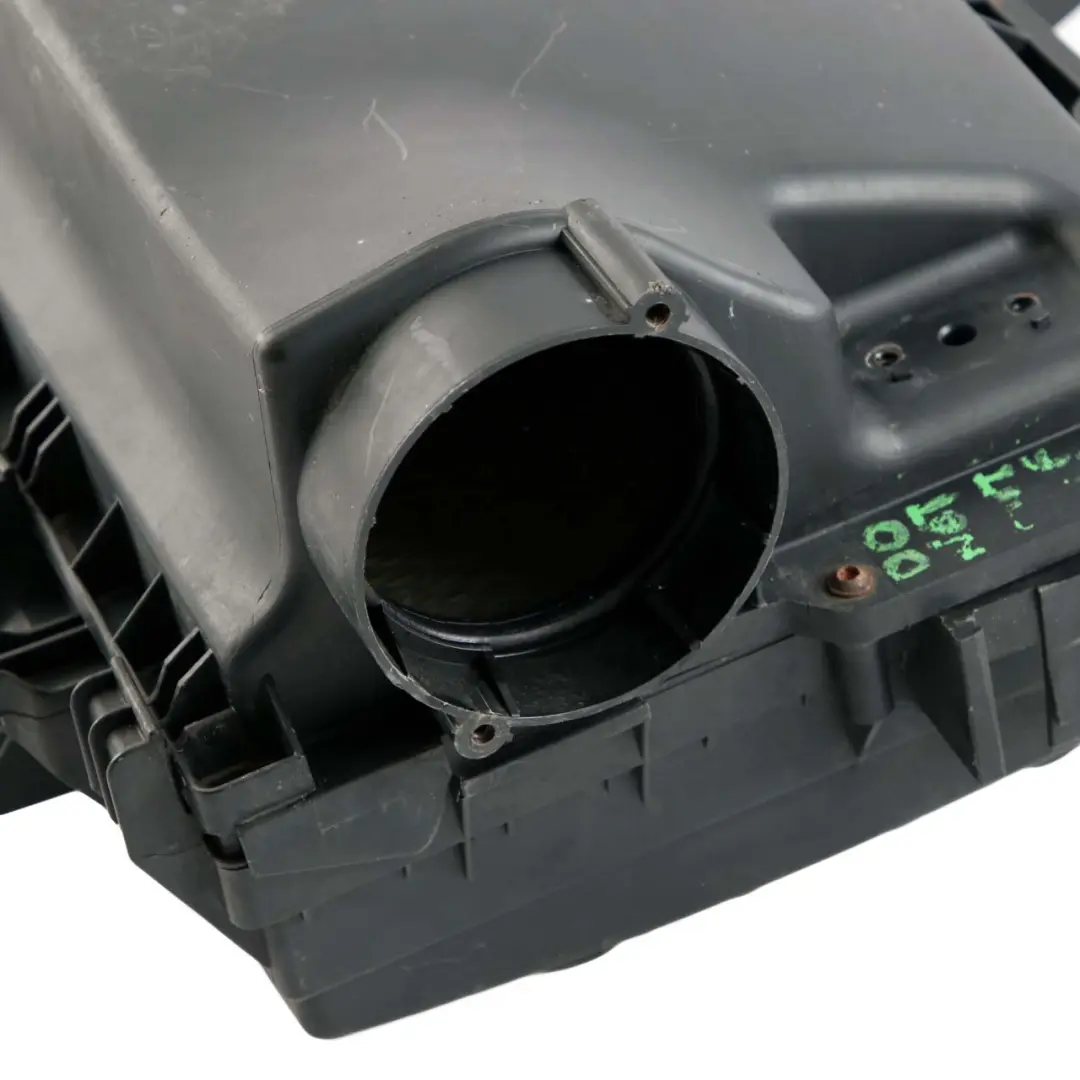 Mercedes-Benz Sprinter W906 OM651 Air Filter Box Silencer Housing to with Part number A0000907801 Mercedes-Benz Sprinter W906 OM651 Air Filter Box Silencer Housing - SKU A0000907801 - Part number A0000907801